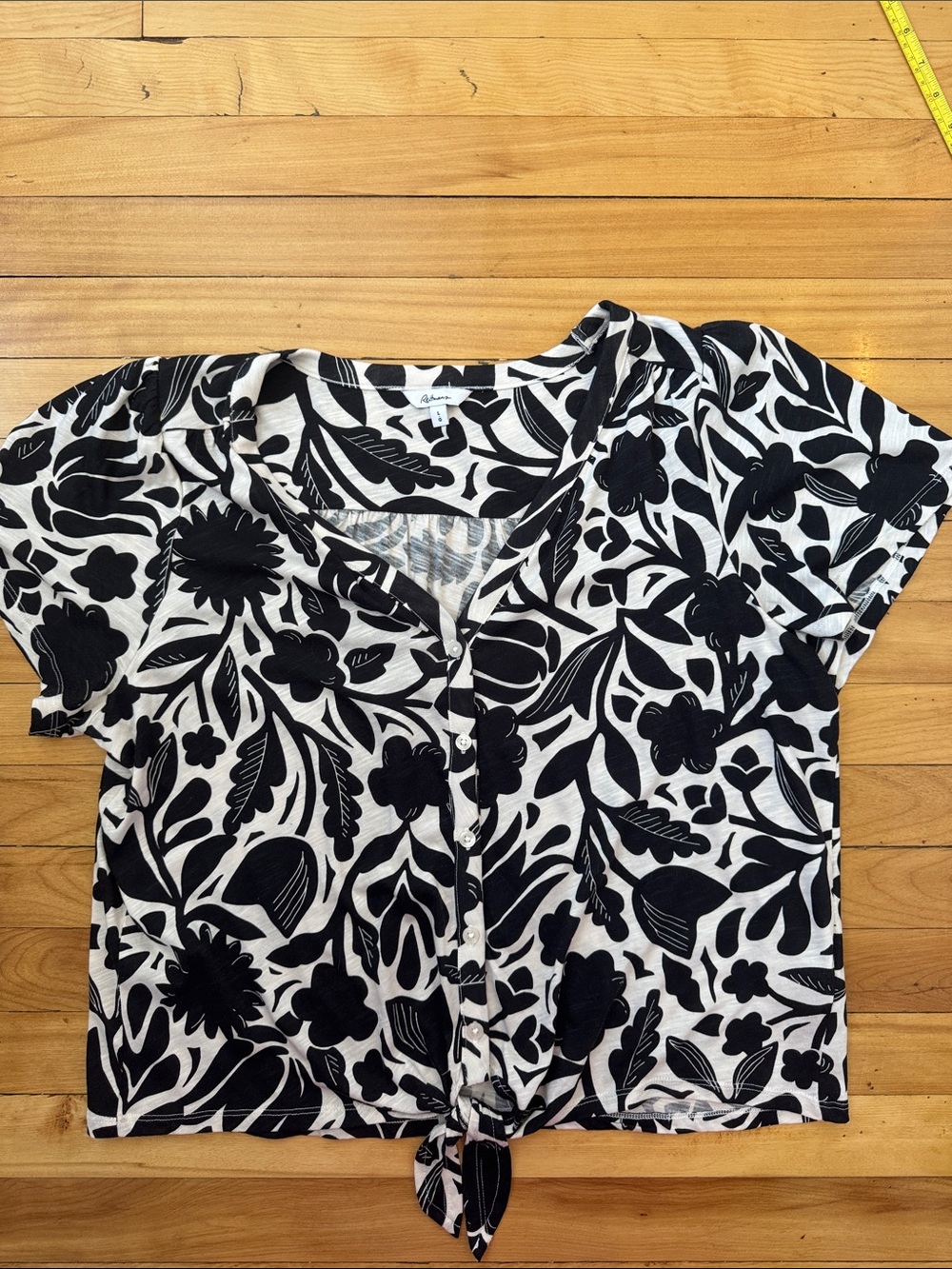 Reitmans Black & White Floral Tie-Front Blouse